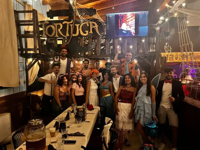 Amici durante una cena di compleanno al Tortuga di Reggio Emilia