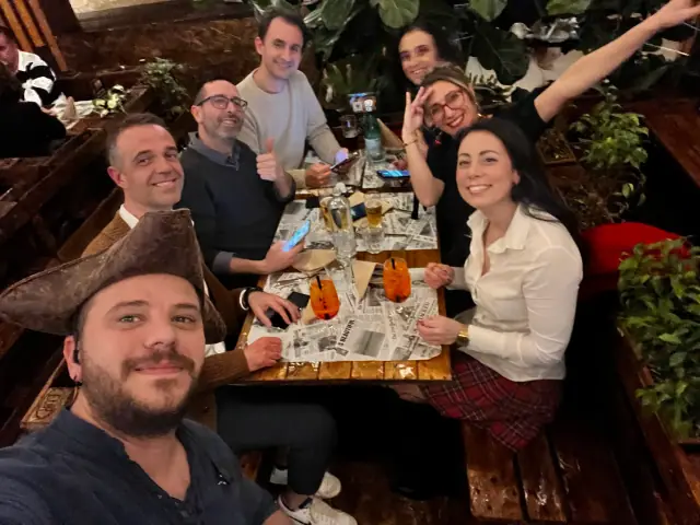 Amici riuniti a tavola per una cena di gruppo al Tortuga di Reggio Emilia