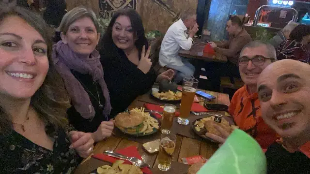 Tavolata di amici al ristorante Tortuga per una serata di gruppo