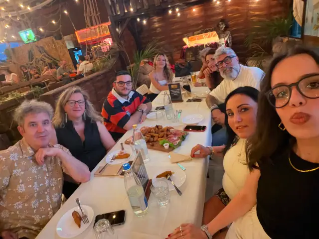 Momento conviviale durante una cena al Tortuga