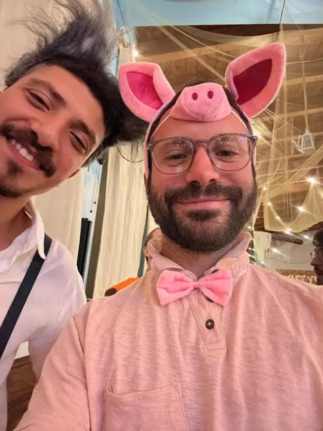 Amici durante una festa di compleanno al Tortuga