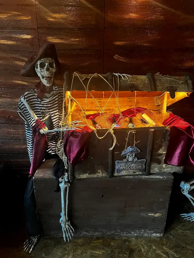 Dettaglio decorativo piratesco all’interno del Tortuga